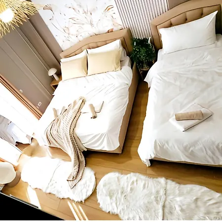 Premium Beachfront Apartment *
