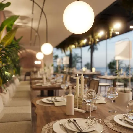 Premium Beachfront شقة *